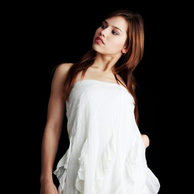 kadın bir zarif beyaz gece elbisesi