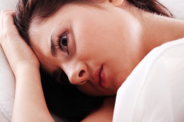 Uykusuzluk çeken bir kadın.