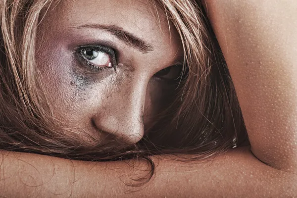 Kadın iç giyim ağlamayı içinde-şiddet kavramı — Stok fotoğraf