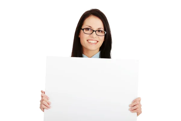 Mujer sosteniendo un signo en blanco — Foto de Stock