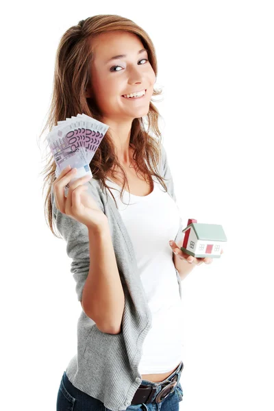 Femme tenant des billets en euros et modèle de maison — Photo