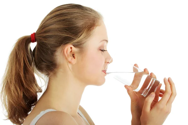 Mujer joven bebiendo agua fría fresca — Foto de Stock