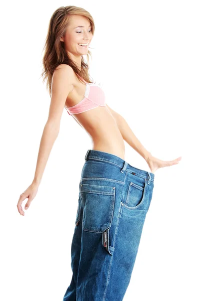 Donna che mostra quanto peso ha perso. — Foto Stock