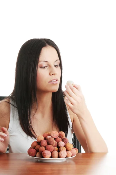 Comer frutas de litchi — Foto de Stock