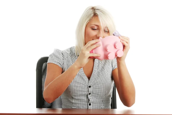 Vrouw met roze piggy bank — Stockfoto