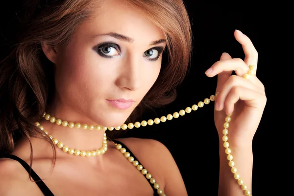 Femme avec un collier de perles — Photo