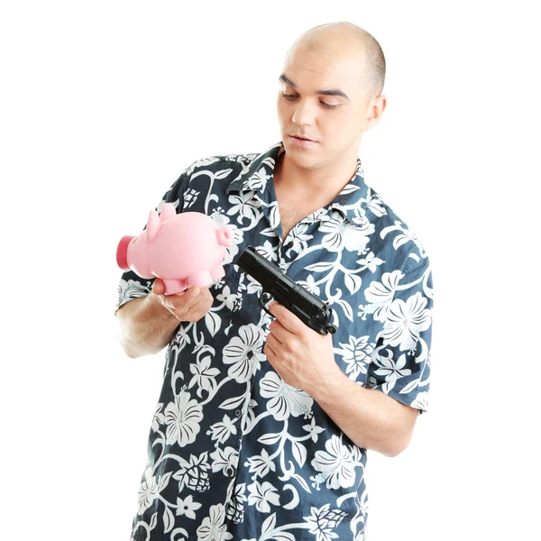 Mann mit Waffe zeigt auf Sparschwein — Stockfoto