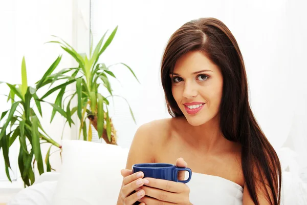 Beautiful lady is drinking coffee — Stock Photo, Image