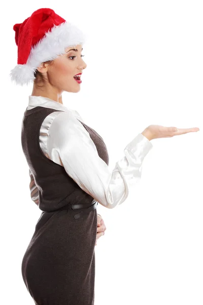 Giovane donna sorridente con cappello rosso di Babbo Natale — Foto Stock