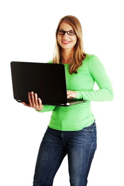 Kobieta pracująca na laptopie — Zdjęcie stockowe