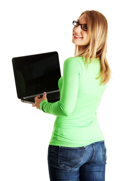 Женщина, работающая на ноутбуке — стоковое фото