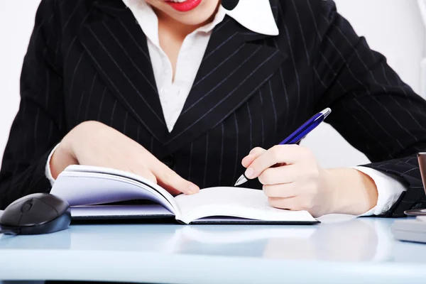 Mulher de negócios tomando notas de negócios — Fotografia de Stock