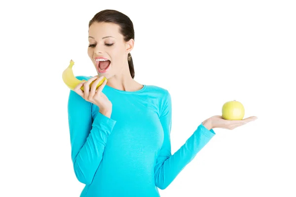 Woman holding fresh fruits. — Stock Photo, Image