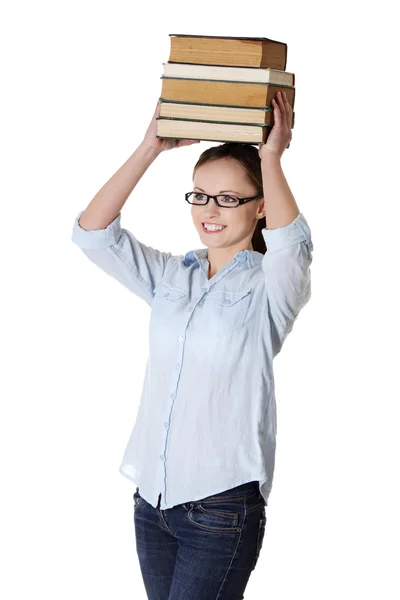Jovem caucasiana com livros na cabeça — Fotografia de Stock