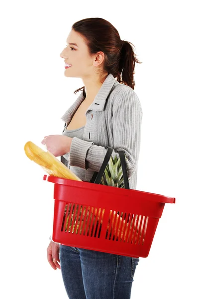 Gelukkige vrouw met winkelmandje — Stockfoto