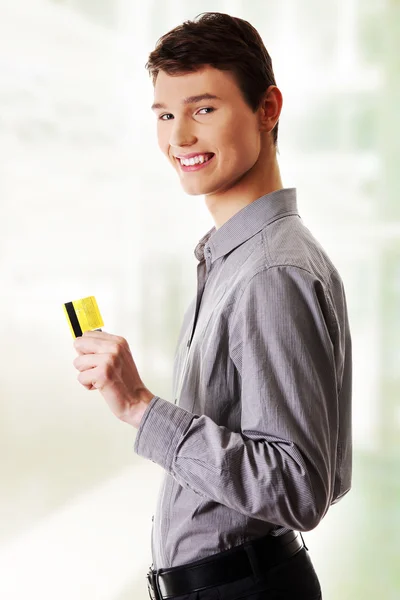 Uomo d'affari in possesso di carta di credito — Foto Stock