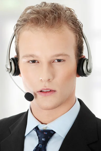 Joven con auriculares telefónicos — Foto de Stock