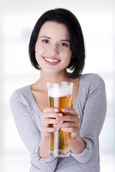 Vrouw met bier — Stockfoto