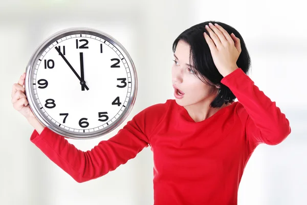 Mulher chocada segurando relógio — Fotografia de Stock