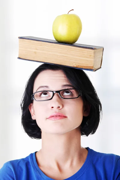 Estudiante con una manzana y libro — Foto de Stock