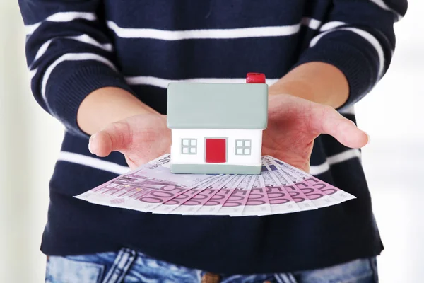 Vrouw met euro rekeningen — Stockfoto