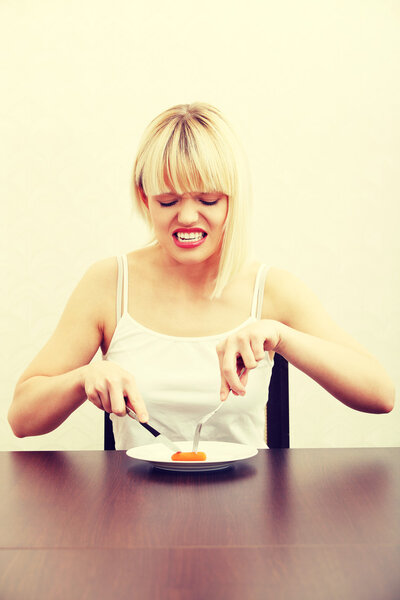 Красивая женщина и морковь
 . 