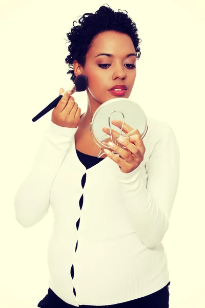 Mujer embarazada haciendo un maquillaje . — Foto de Stock