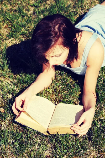 Woman reading book — Stock Photo, Image