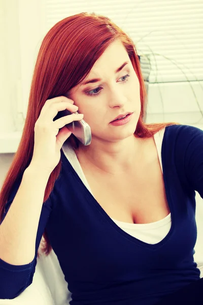 Mujer recibiendo malas noticias por teléfono — Foto de Stock