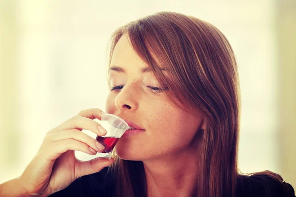 Mujer joven que toma drogas — Foto de Stock