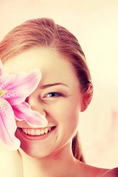 Mulher loira bonita com flor de lírio — Fotografia de Stock