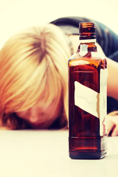 Vício em álcool adolescente — Fotografia de Stock