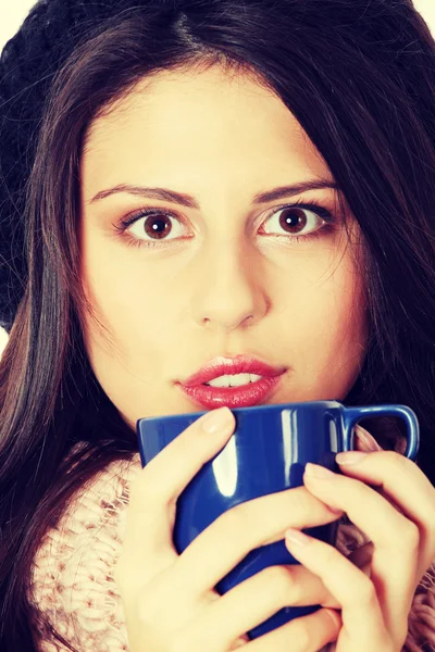 Mujer joven con gorra de invierno — Foto de Stock