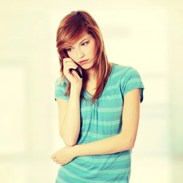 Mujer recibiendo malas noticias por teléfono — Foto de Stock