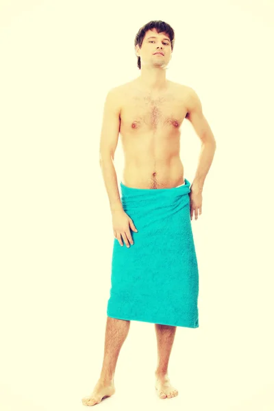 Beau jeune homme avec la serviette — Photo