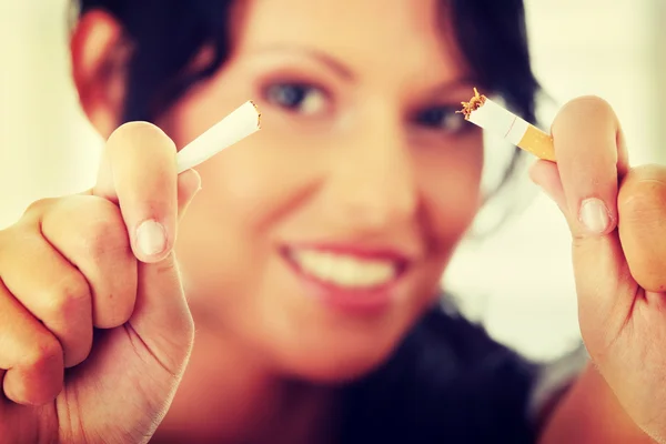 Mujer joven dejando de fumar —  Fotos de Stock