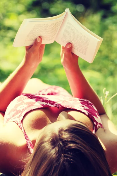 Mujer leyendo en el parque — Foto de Stock