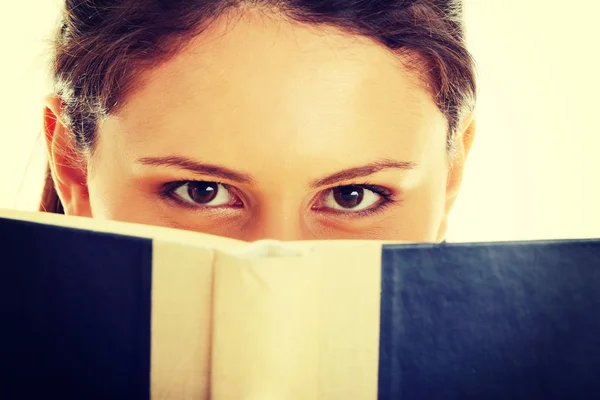 Chica leyendo un libro — Foto de Stock