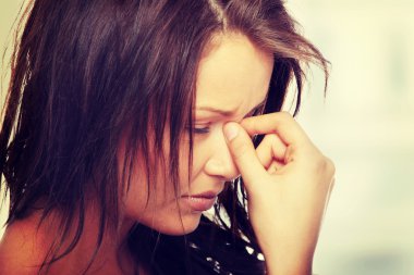 Başı ağrıyan kadın