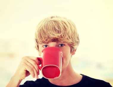 adam bir kahve veya çay içme