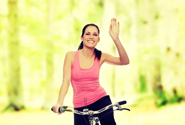 Attraktive brünette Frau mit Fahrrad — Stockfoto