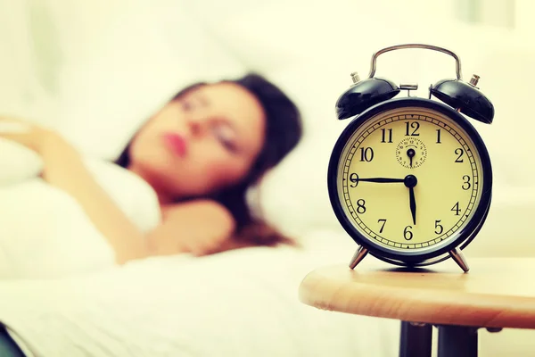 Mooie Kaukasische vrouw en alarmclock — Stockfoto