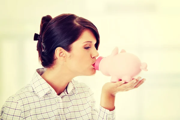 Mulher segurando Piggy Bank — Fotografia de Stock