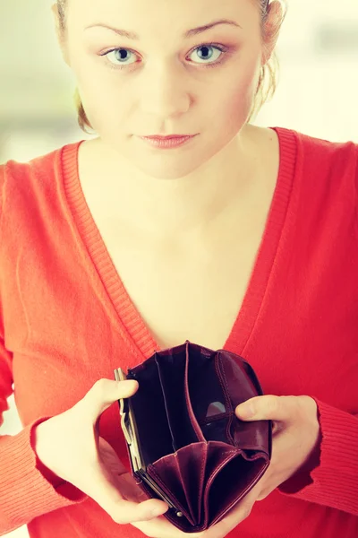 Mujer joven muestra cartera vacía — Foto de Stock