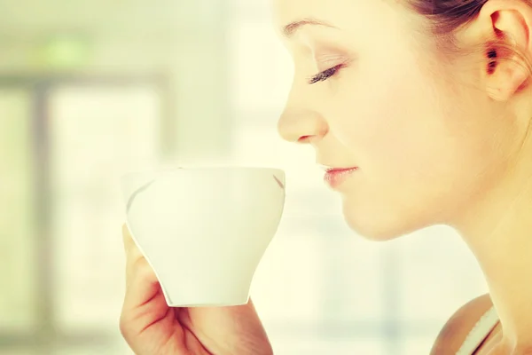 Sarışın bir kadın kahve içme — Stok fotoğraf