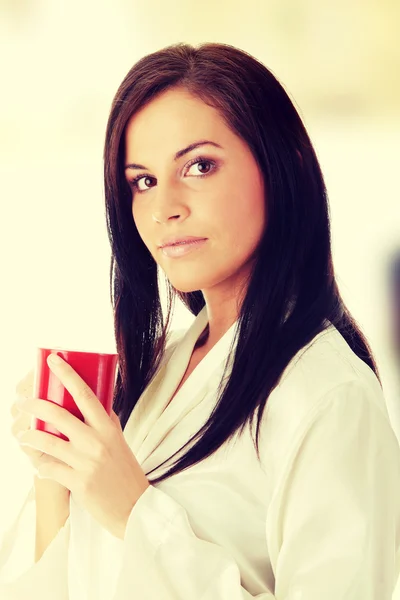 Reggel kávét iszik, fiatal nő — Stock Fotó