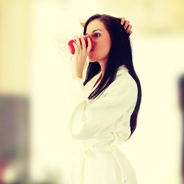 Jonge vrouw drinken koffie in de ochtend — Stockfoto