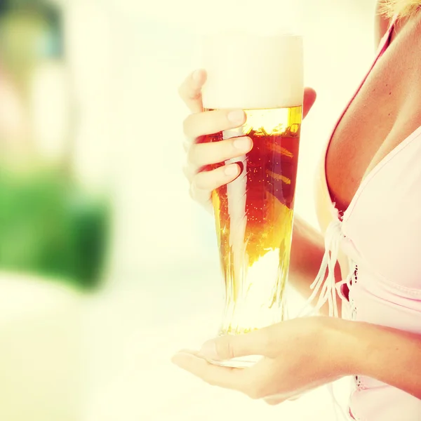 Woman and beer — Stock Photo, Image