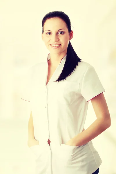 Ung sjuksköterska eller kvinnliga läkare — Stockfoto