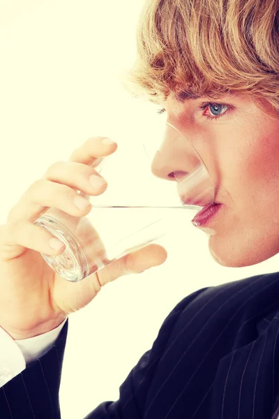 Uomo d'affari con bicchiere d'acqua — Foto Stock